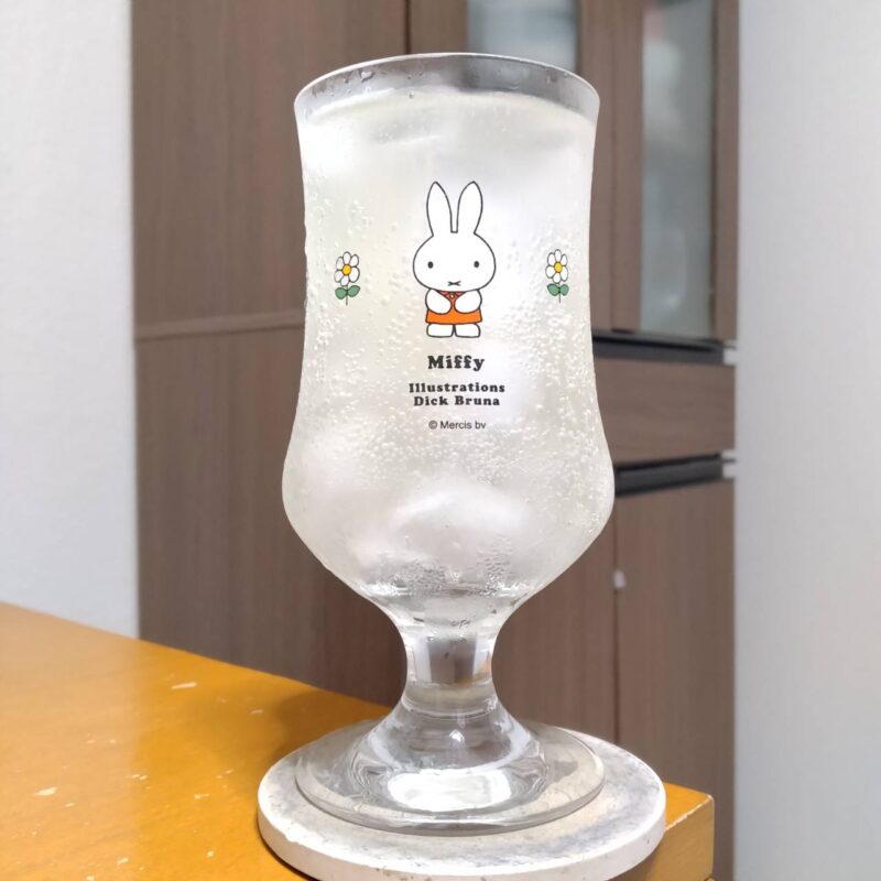 グラスに注いだオリオン島チュー無糖シークヮーサー