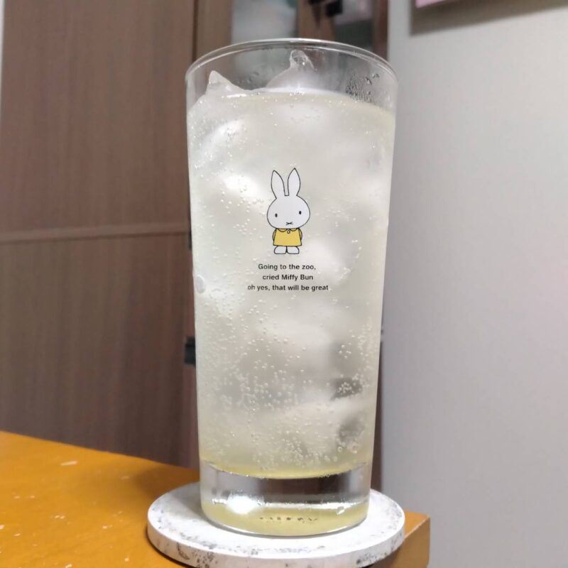 グラスに注いだオリオン島チューシークヮーサー