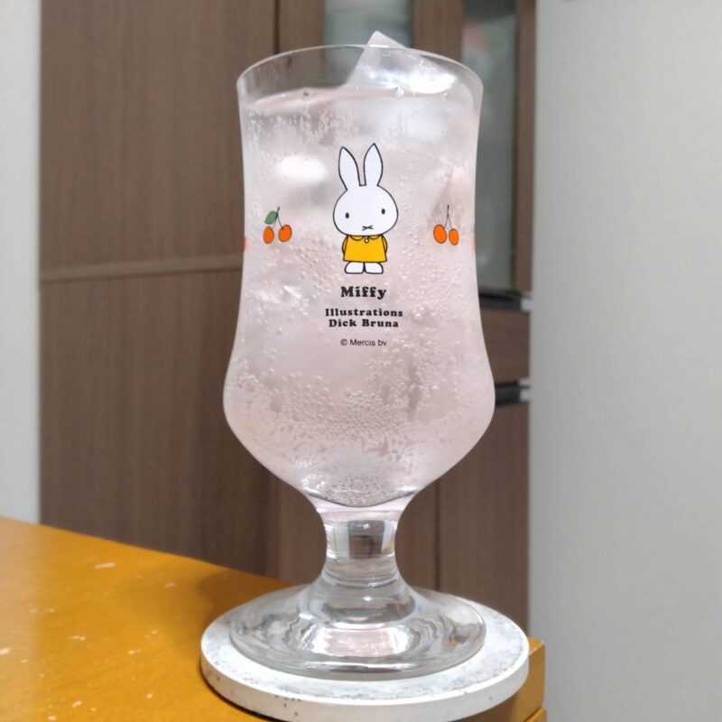 グラスに注いだSAKURAO GIN ORIGINAL GIN&TONIC ピンクグレープフルーツ