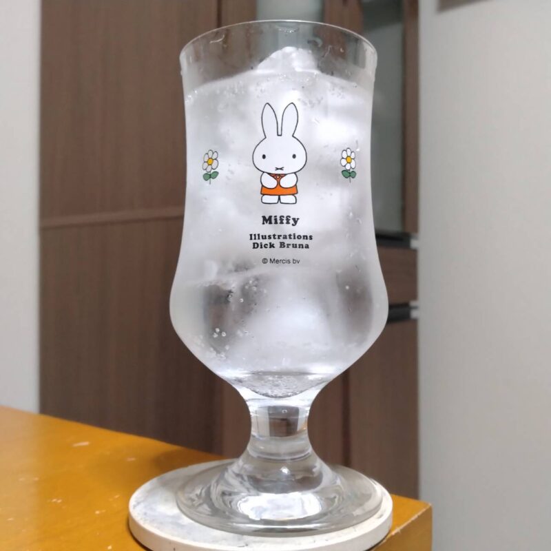 グラスに注いだサンガリア業務スーパー限定チューハイレモン