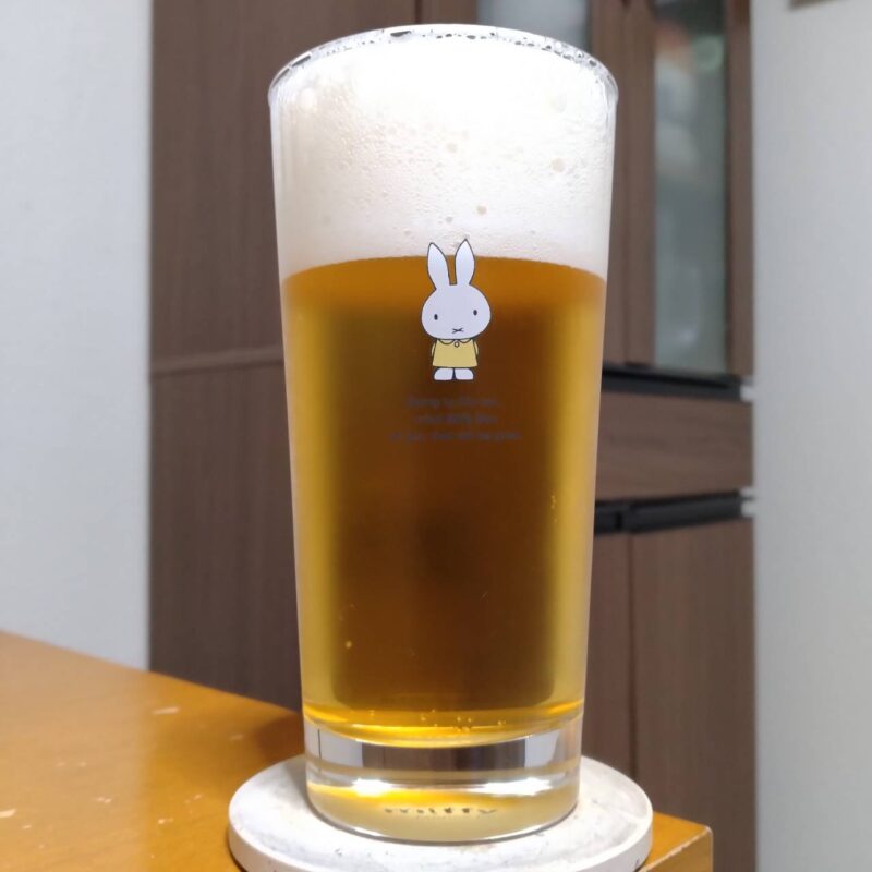 グラスに注いだサッポロNewdays限定サッポロ生ビール黒ラベル北海道デザイン缶