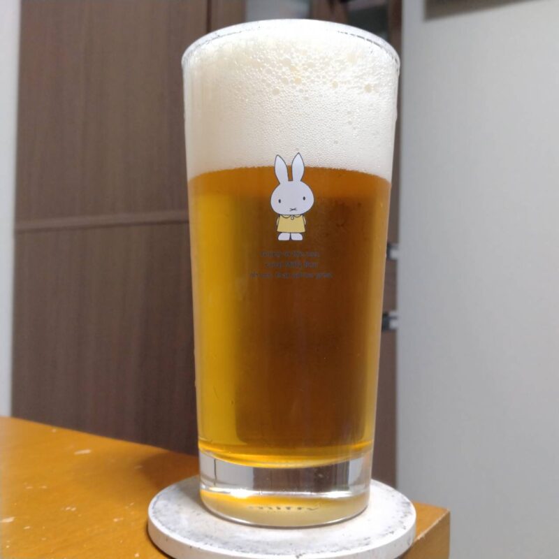 グラスに注いだサッポロSORACHI1984