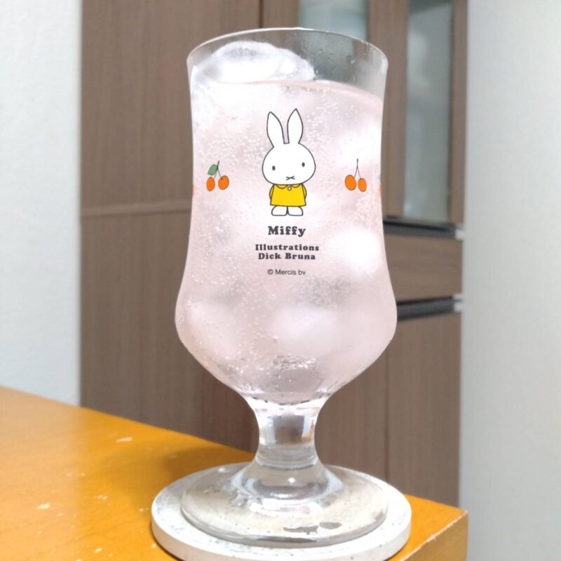 グラスに注いだサントリー-196〈ルビーグレープフルーツ〉