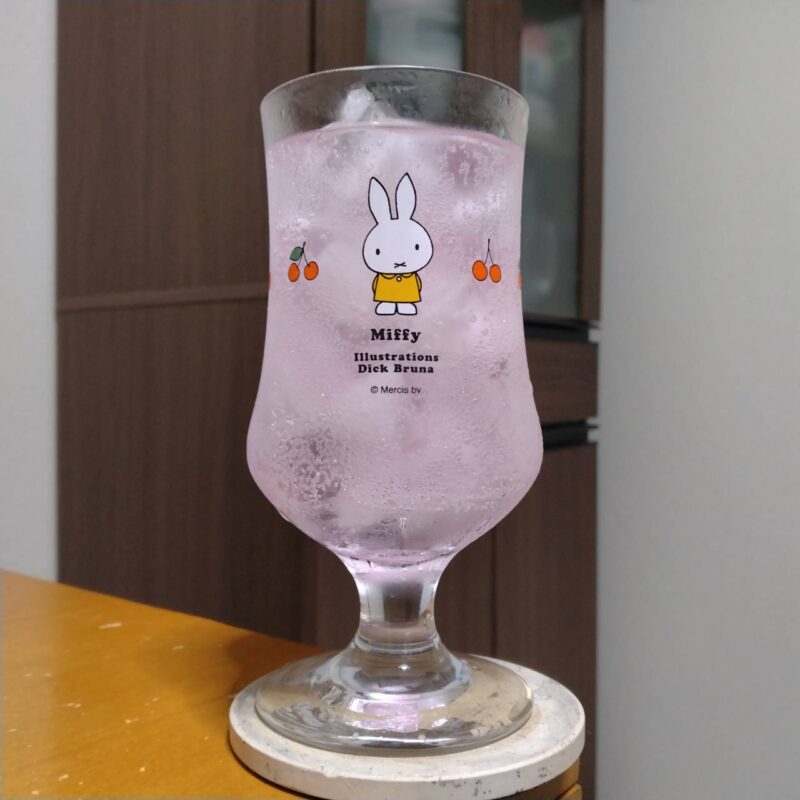 グラスに注いだサントリー春のいちごチューハイ