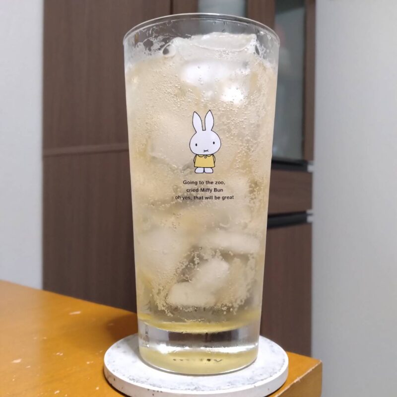 グラスに注いだサントリージムビームソーダ缶リニューアル版