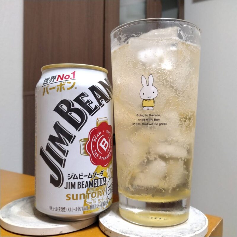 サントリージムビームソーダ缶リニューアル版とグラスに注いだサントリージムビームソーダ缶リニューアル版