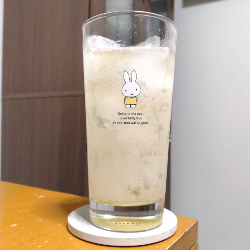 グラスに注いだサントリージムビームソーダ缶リニューアル旧版