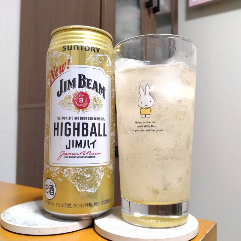 サントリージムビームソーダ缶旧版とグラスに注いだサントリージムビームソーダ缶旧版