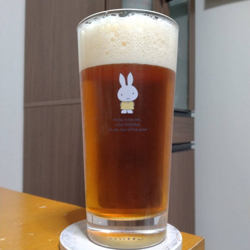 グラスに注いだサントリーパーフェクトサントリービール〈アンバーエール〉