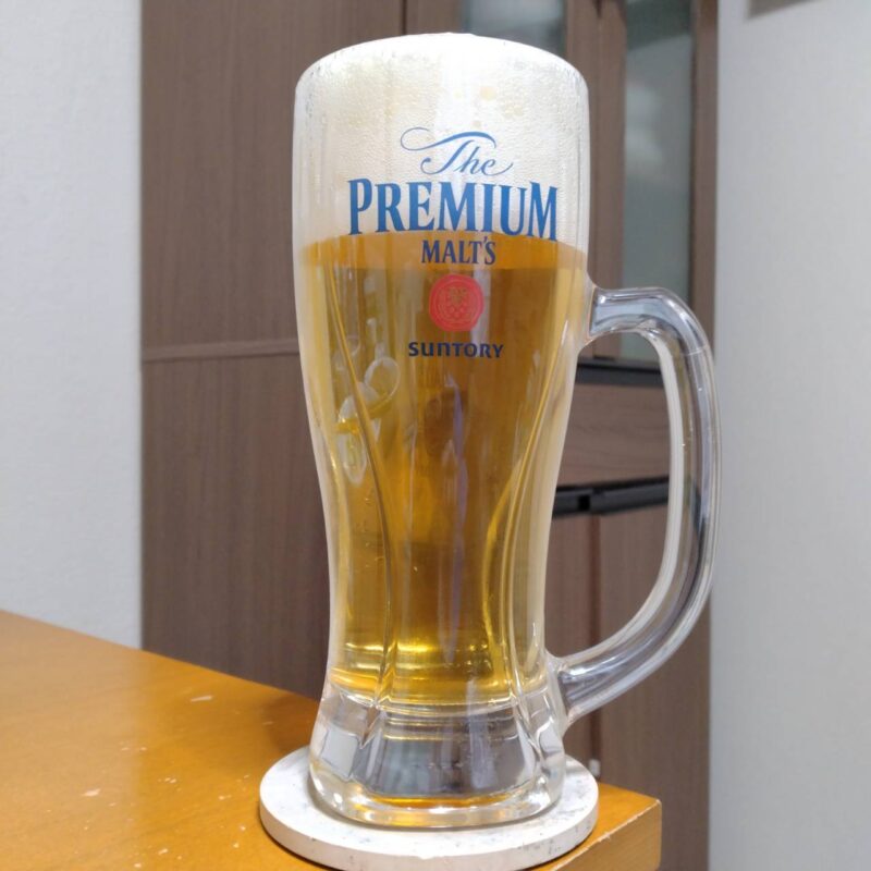 グラスに注いだサントリーザ・プレミアム・モルツ 〈ジャパニーズエール〉香るエール〈初仕込〉