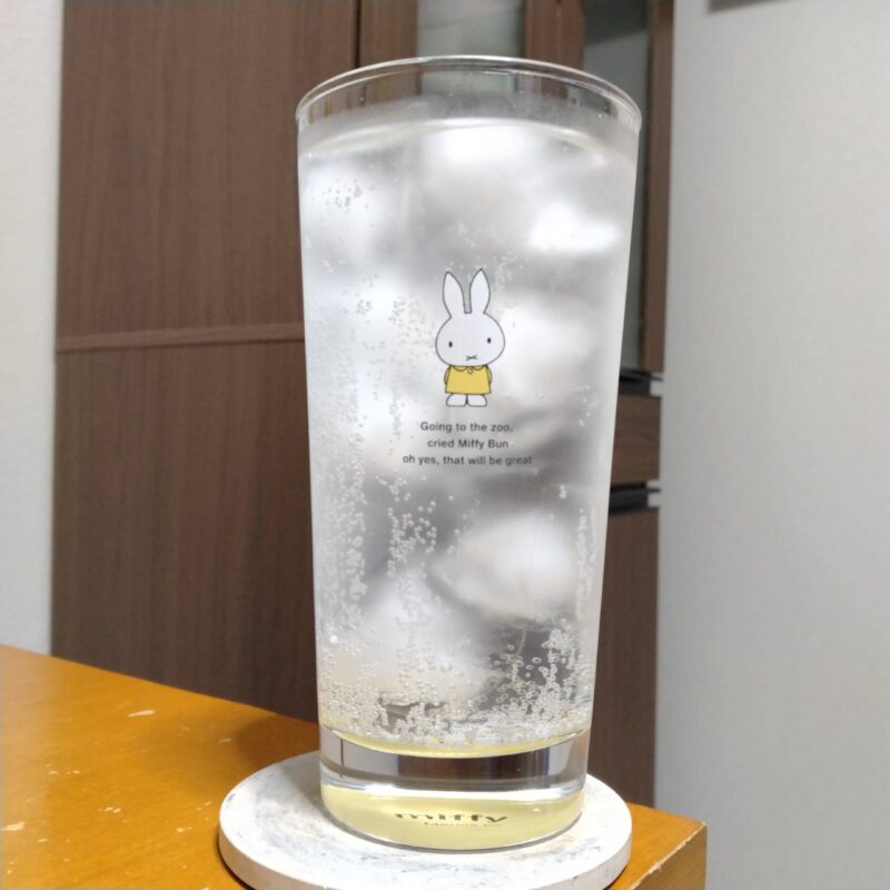 グラスに注いだサントリー－196無糖〈パイナップル＆マンゴー〉