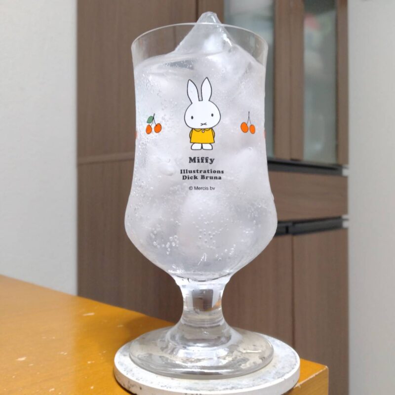 グラスに注いだサントリー春の白桃チューハイ