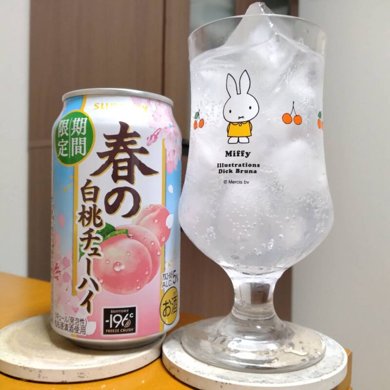 サントリー春の白桃チューハイとグラスに注いだサントリー春の白桃チューハイ