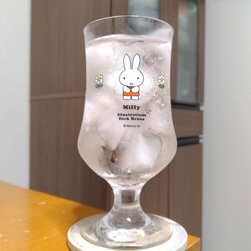 グラスに注いだアシードヤマザワ限定山形のぶとうとお酒でつくったおいしいサワー