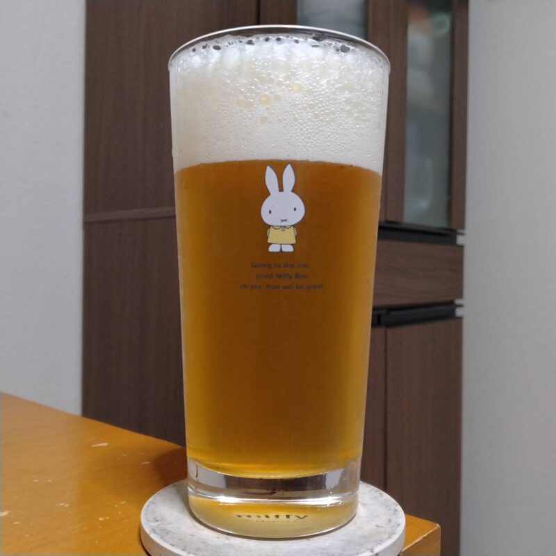 グラスに注いだ木内酒造ローソン限定常陸野ネストビールデイジーエール