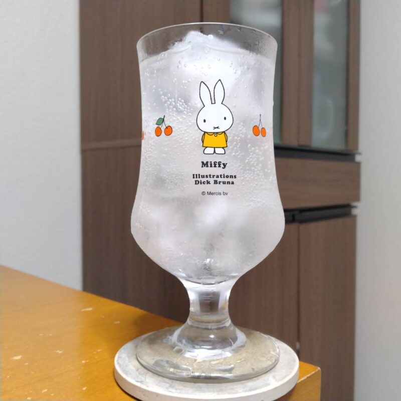 グラスに注いだサントリー－196無糖〈ピンクグレフル＆オレンジ〉ALC.7%