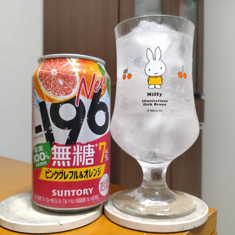 サントリー－196無糖〈ピンクグレフル＆オレンジ〉ALC.7%とグラスに注いだサントリー－196無糖〈ピンクグレフル＆オレンジ〉ALC.7%
