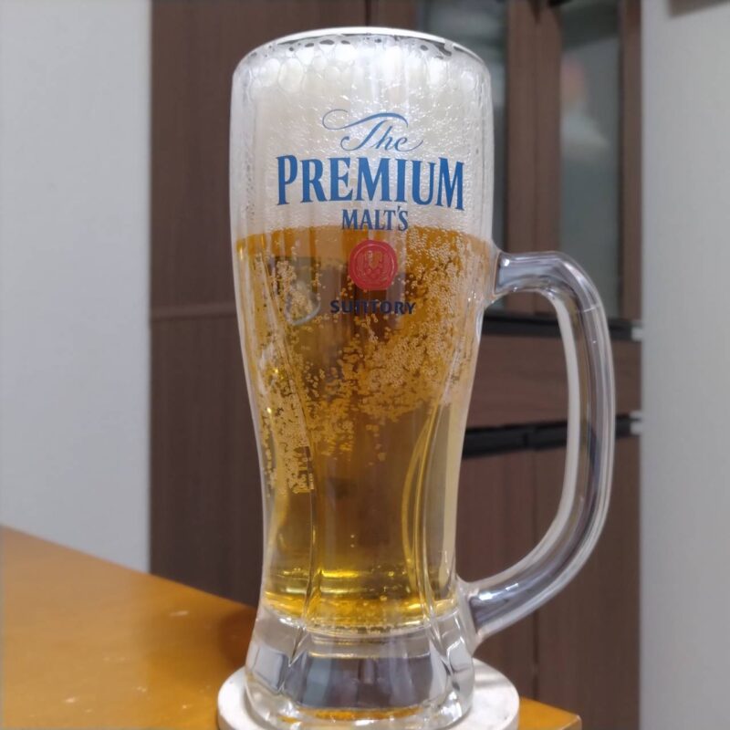 グラスに注いだサントリー・ザ・プレミアム・モルツ