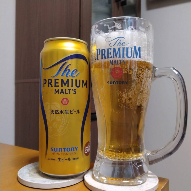 サントリー・ザ・プレミアム・モルツとグラスに注いだサントリー・ザ・プレミアム・モルツ