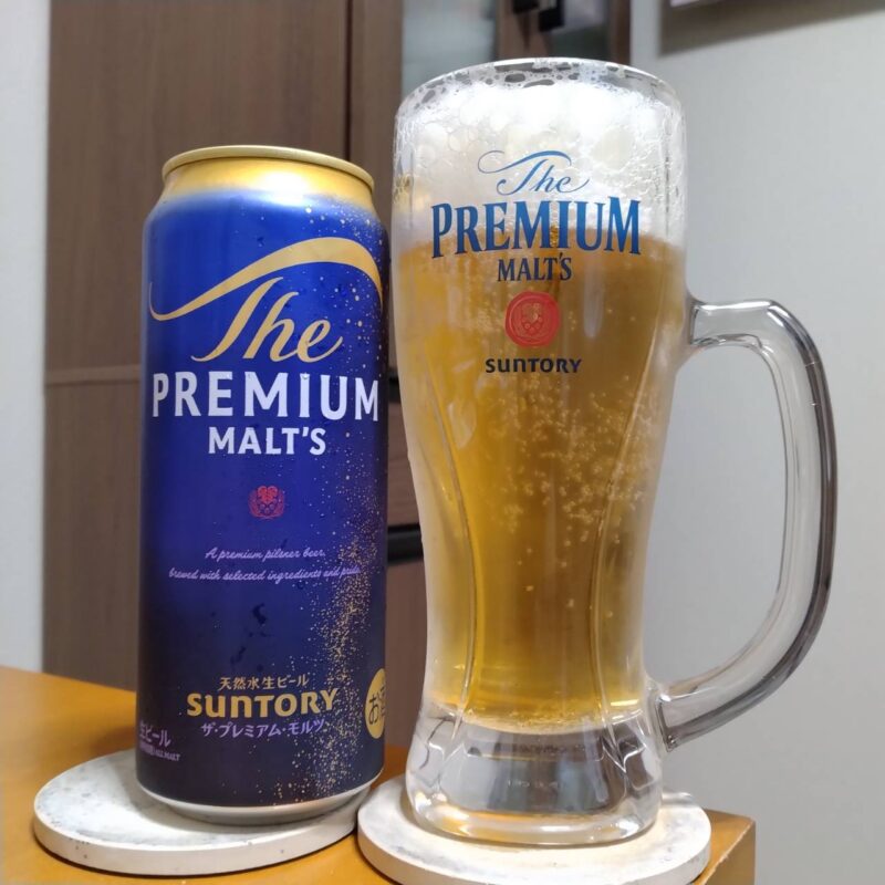 サントリー・ザ・プレミアム・モルツリニューアル版とグラスに注いだサントリー・ザ・プレミアム・モルツリニューアル版