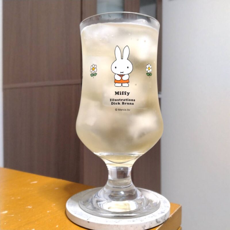 グラスに注いだ宝焼酎のやわらかコーン茶割り