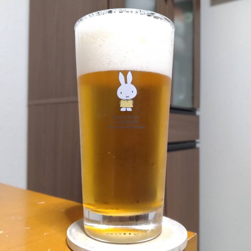 グラスに注いだエチゴビール笑顔が集う輝きビール