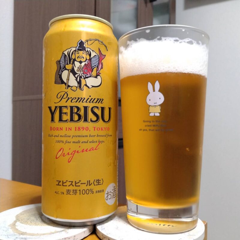 サッポロヱビスビールとグラスに注いだサッポロヱビスビール