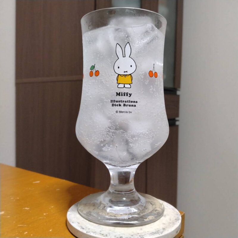 グラスに注いだサントリーほろよい〈青いサワー〉