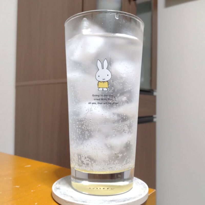 グラスに注いだサントリー－196〈バレンシアオレンジ〉