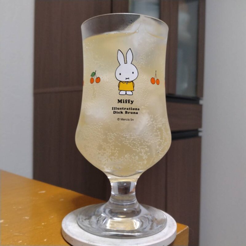 グラスに注いだサントリーほろよい〈ビタミックス〉