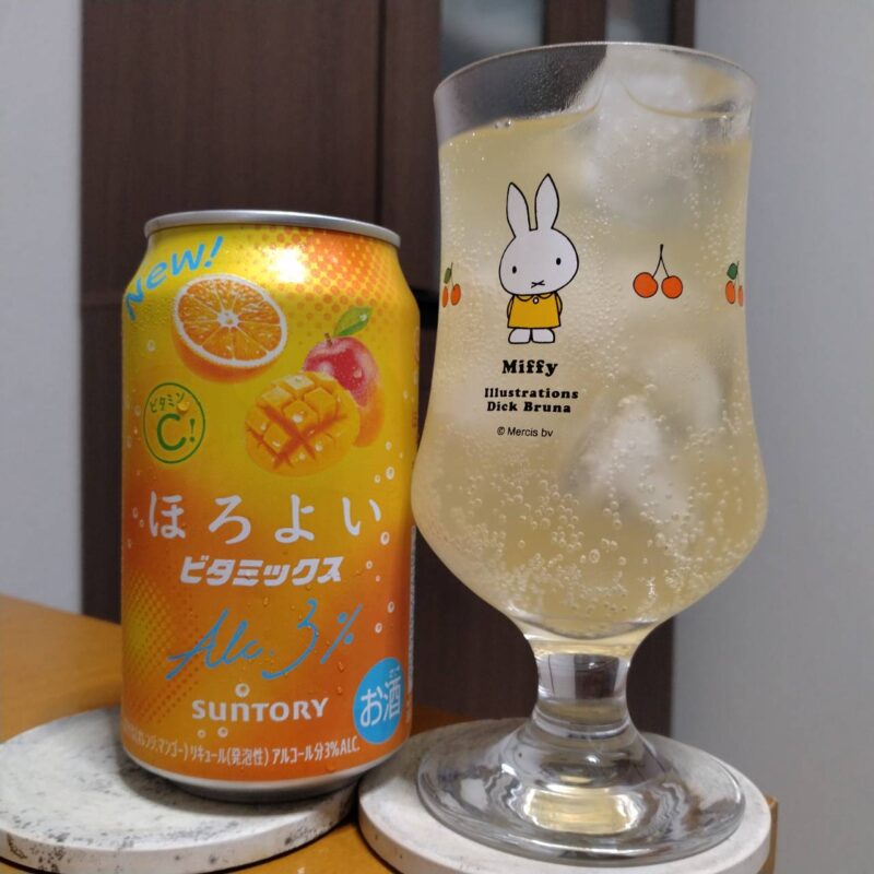 サントリーほろよい〈ビタミックス〉とグラスに注いだサントリーほろよい〈ビタミックス〉