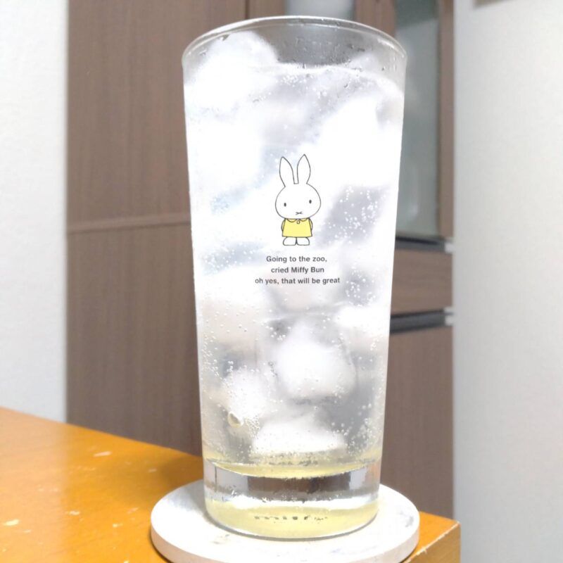 グラスに注いだサントリーTHE PEEL(ザ ピール)〈レモン〉ALC(アルコール).7%