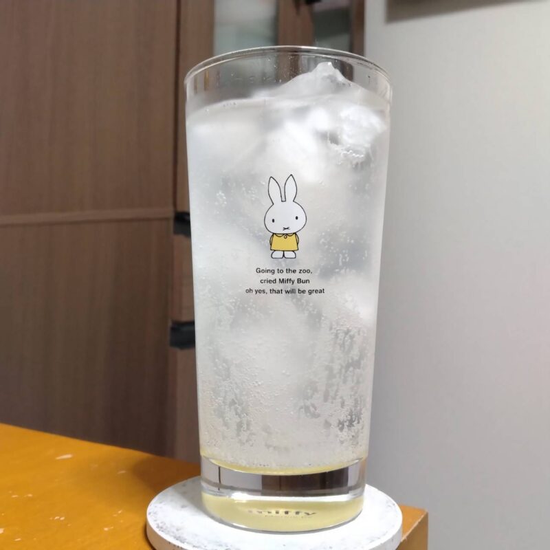 グラスに注いだサントリーTHE PEEL(ザ ピール)〈レモン〉ALC(アルコール).5%
