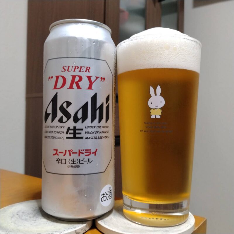 アサヒスーパードライとグラスに注いだアサヒスーパードライ