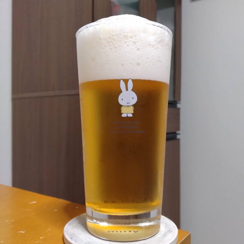 グラスに注いだアサヒスーパードライ冷涼辛口