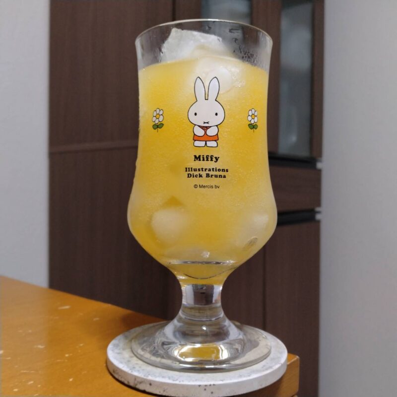 グラスに注いだアサヒ贅沢搾りプレミアムみかんテイスト