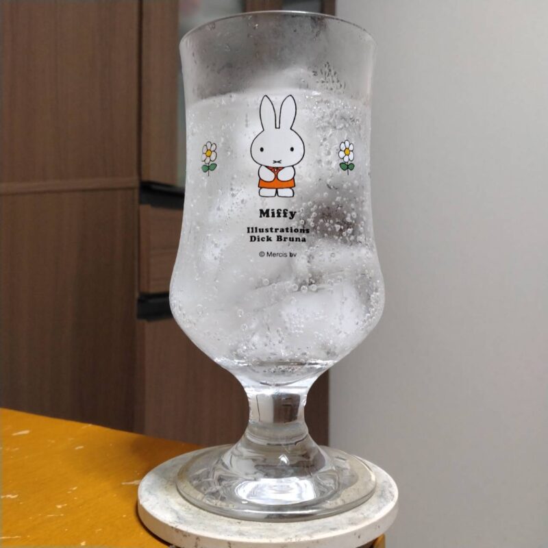 グラスに注いだキリン氷結®無糖湘南ゴールドALC.7%(期間限定)