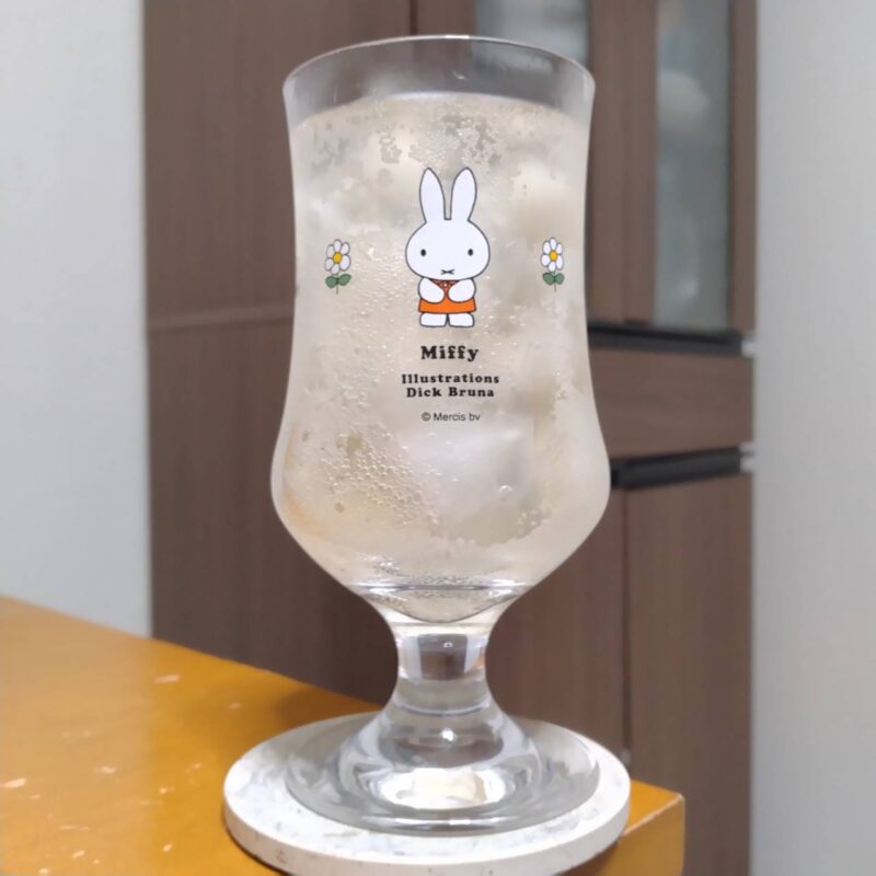 グラスに注いだ長濱浪漫ビールファミリーマート限定アマハガンハイボールエディション神