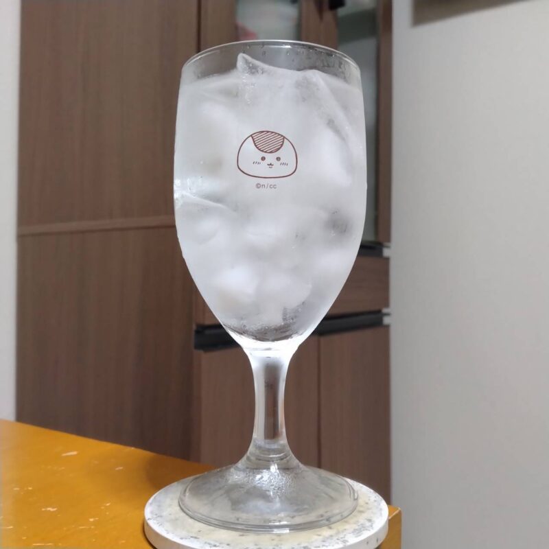 グラスに注いだサンガリアつぶちゅーアロエ白ぶどう