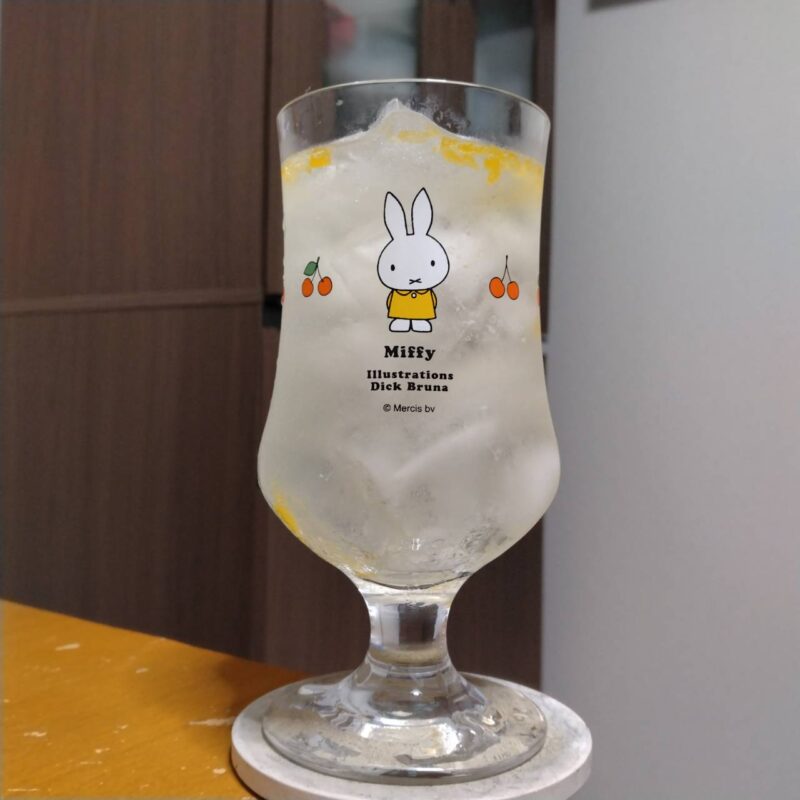 グラスに注いだサンガリアつぶちゅー温州みかん