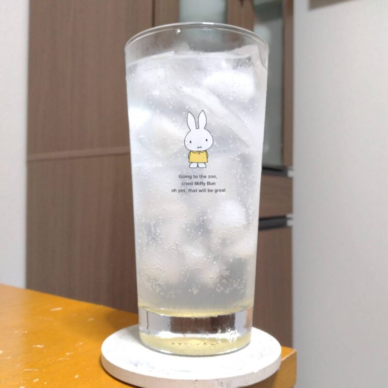 グラスに注いだサッポロ濃いめのレモンサワーもっと濃いめ