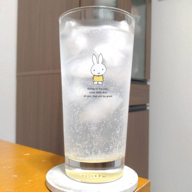 グラスに注いだサッポロ濃いめのレモンサワー重ね檸檬キングダムデザイン缶