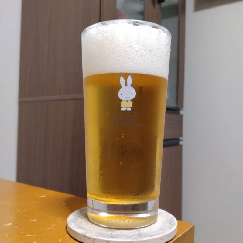 グラスに注いだサッポロラガービール