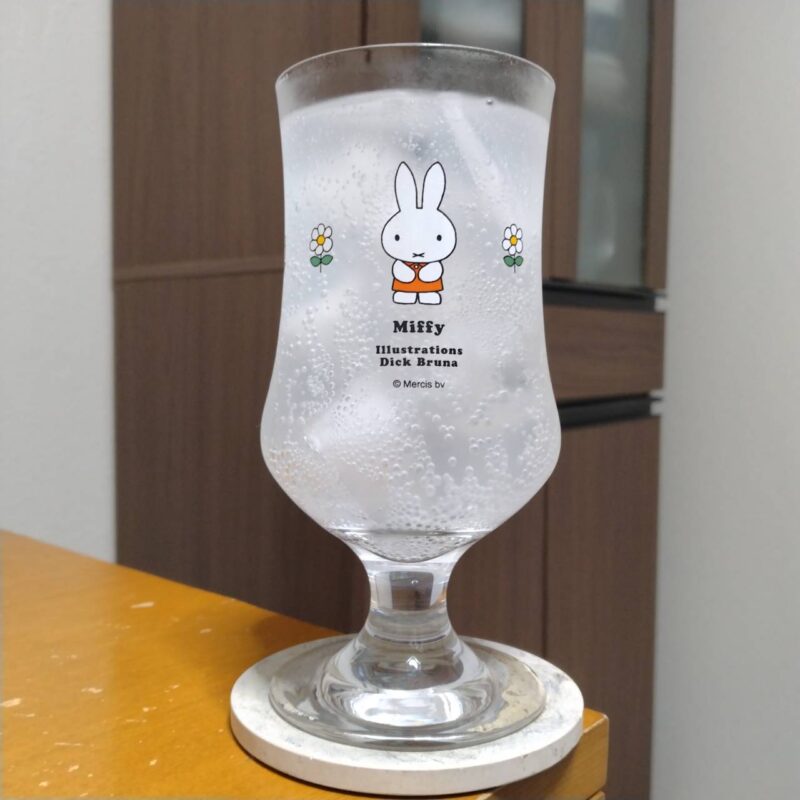 グラスに注いだ サントリー-196無糖〈桃ヨーグリート〉ALC.7%