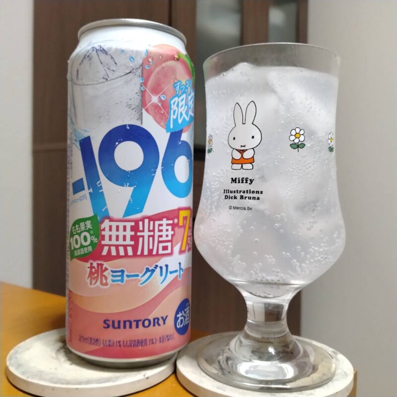 サントリー-196無糖〈桃ヨーグリート〉ALC.7%とグラスに注いだサントリー-196無糖〈桃ヨーグリート〉ALC.7%