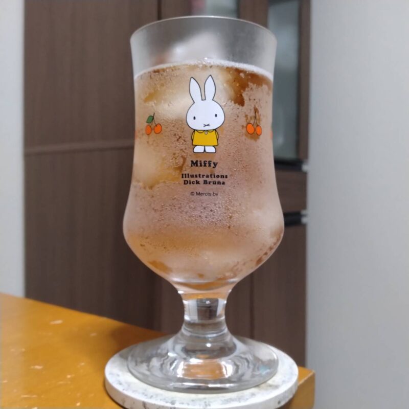 グラスに注いだサントリーほろよい〈ライチ烏龍サワー〉