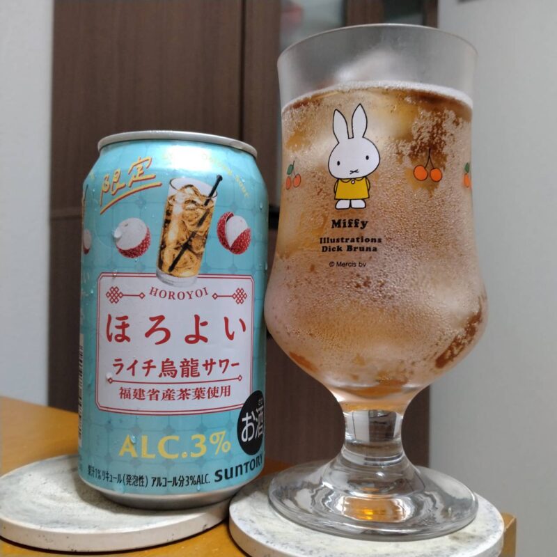 サントリーほろよい〈ライチ烏龍サワー〉とグラスに注いだサントリーほろよい〈ライチ烏龍サワー〉
