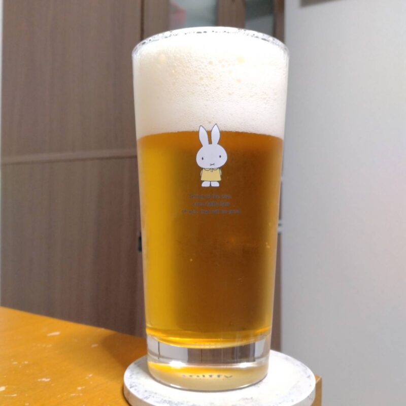 グラスに注いだサントリーパーフェクトサントリービール