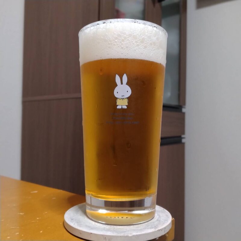 グラスに注いだサントリーパーフェクトサントリービール〈エール〉