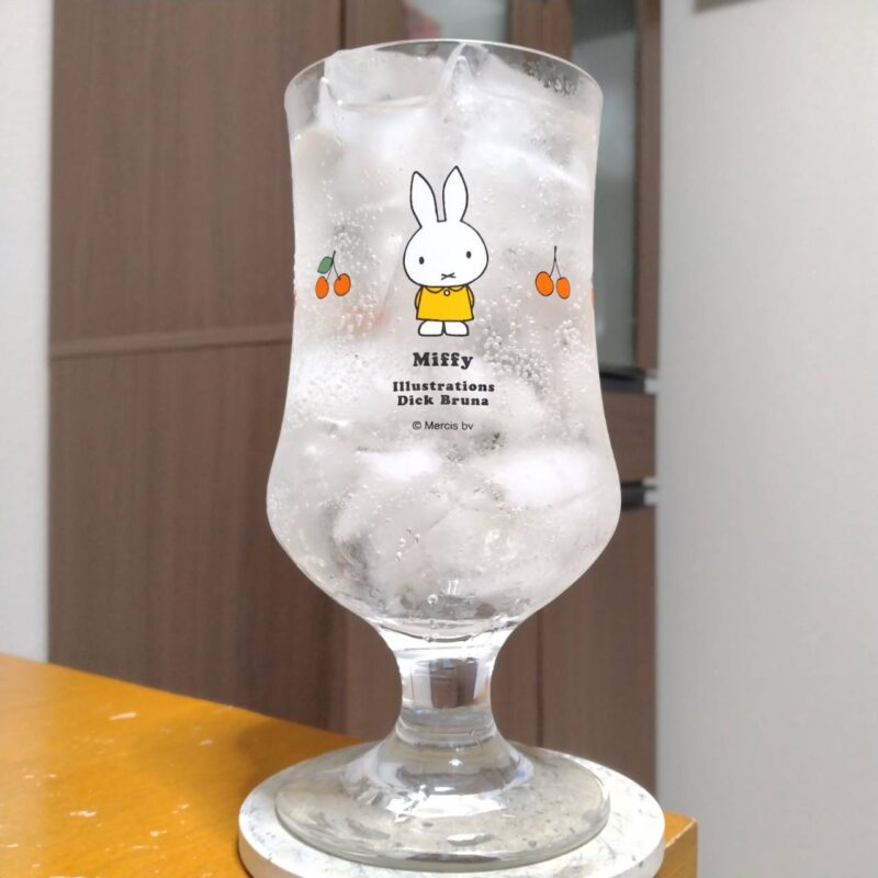 グラスい注いだサントリー酸化防止剤無添加のおいしいワイン。スパークリング〈香るマスカット〉350ml缶
